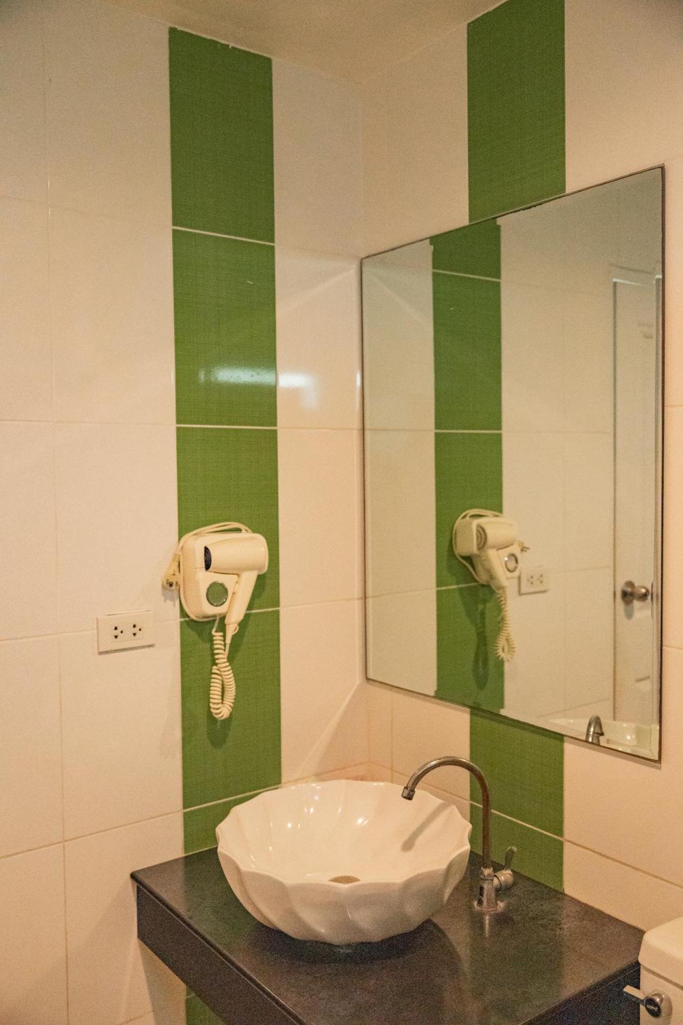 Villa Reina Resort Nong Nam Daeng Екстериор снимка