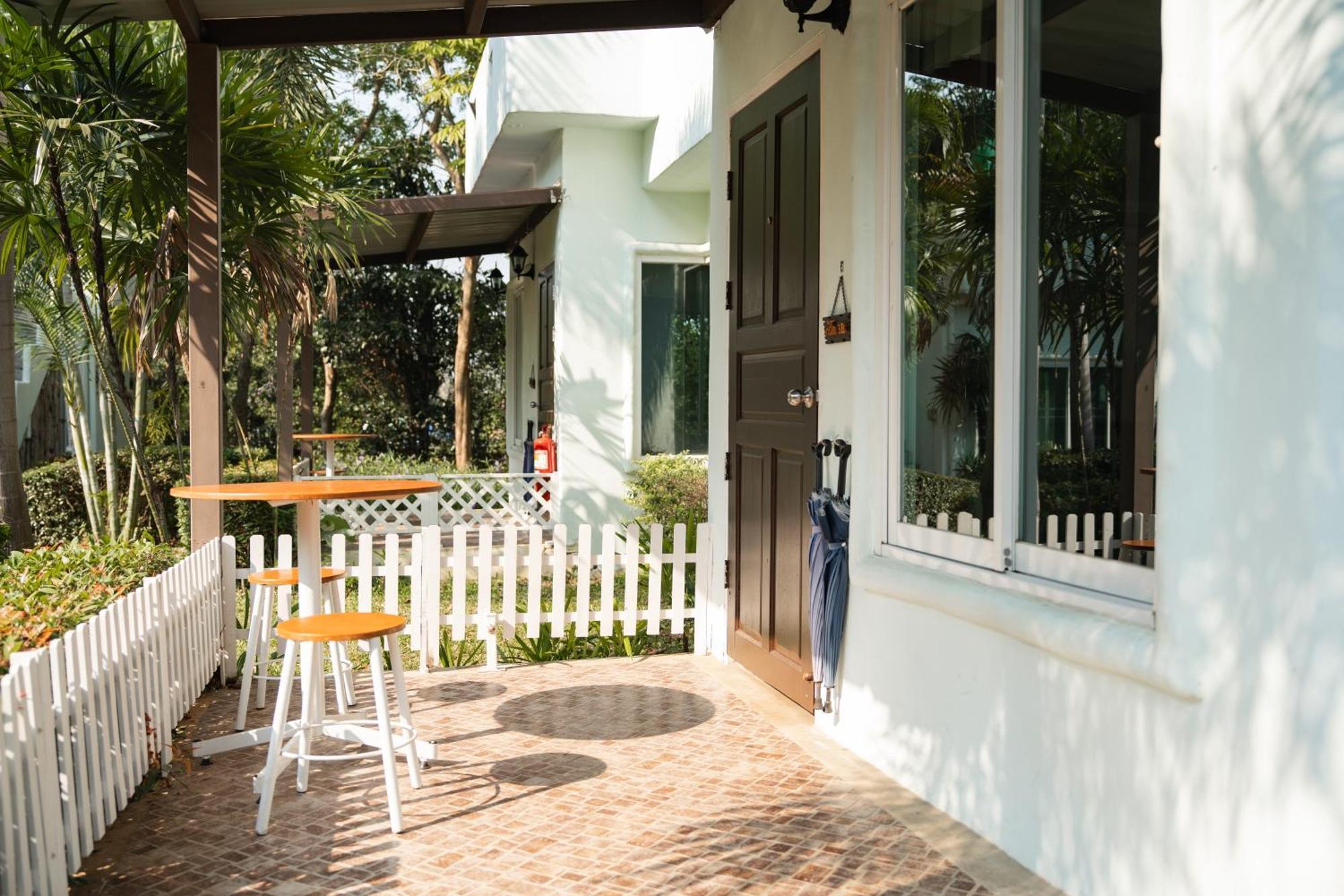 Villa Reina Resort Nong Nam Daeng Екстериор снимка